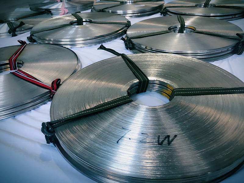 Trwałe paski metalowe: precyzyjnie wykonane, aby zapewnić wytrzymałość i wszechstronność przemysłową